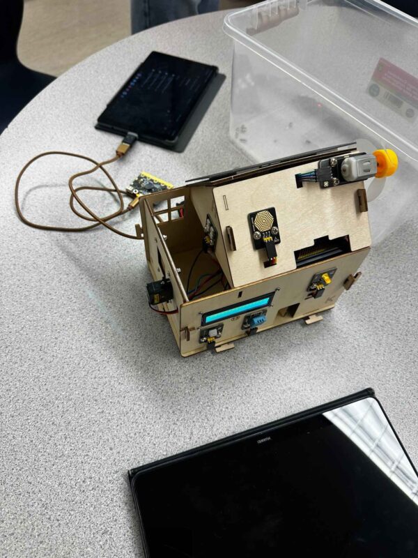 Electronics with Micro :bits and Robots for Ages 9 to 12 - July 21 to 25 - Image 16